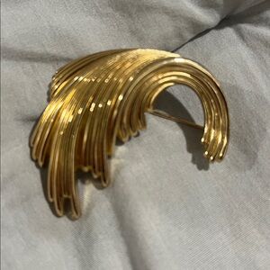 AUTHENTIC Signed CHRISTIAN DIOR VINTAGE ABSTRACT Leaf BROOCH PIN GOLD TONE